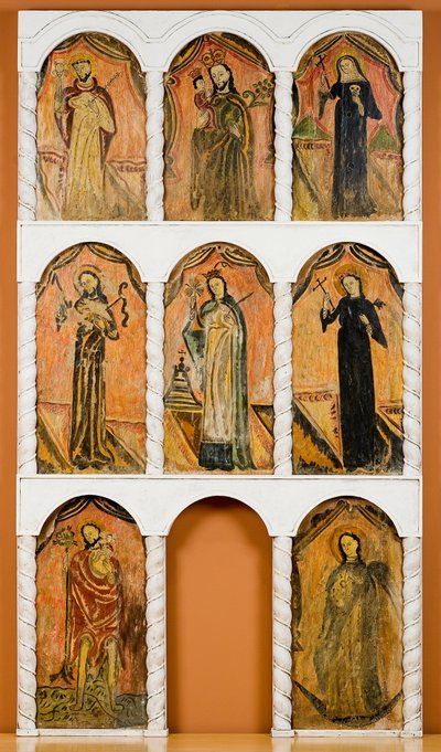 Paneles de retablo montados en marco contemporáneo de   Molleno